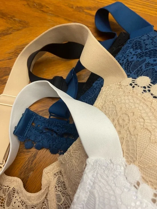 Lace Push-Up Bra Set in White, Cream, Navy, and Black - Picture 4 of 9